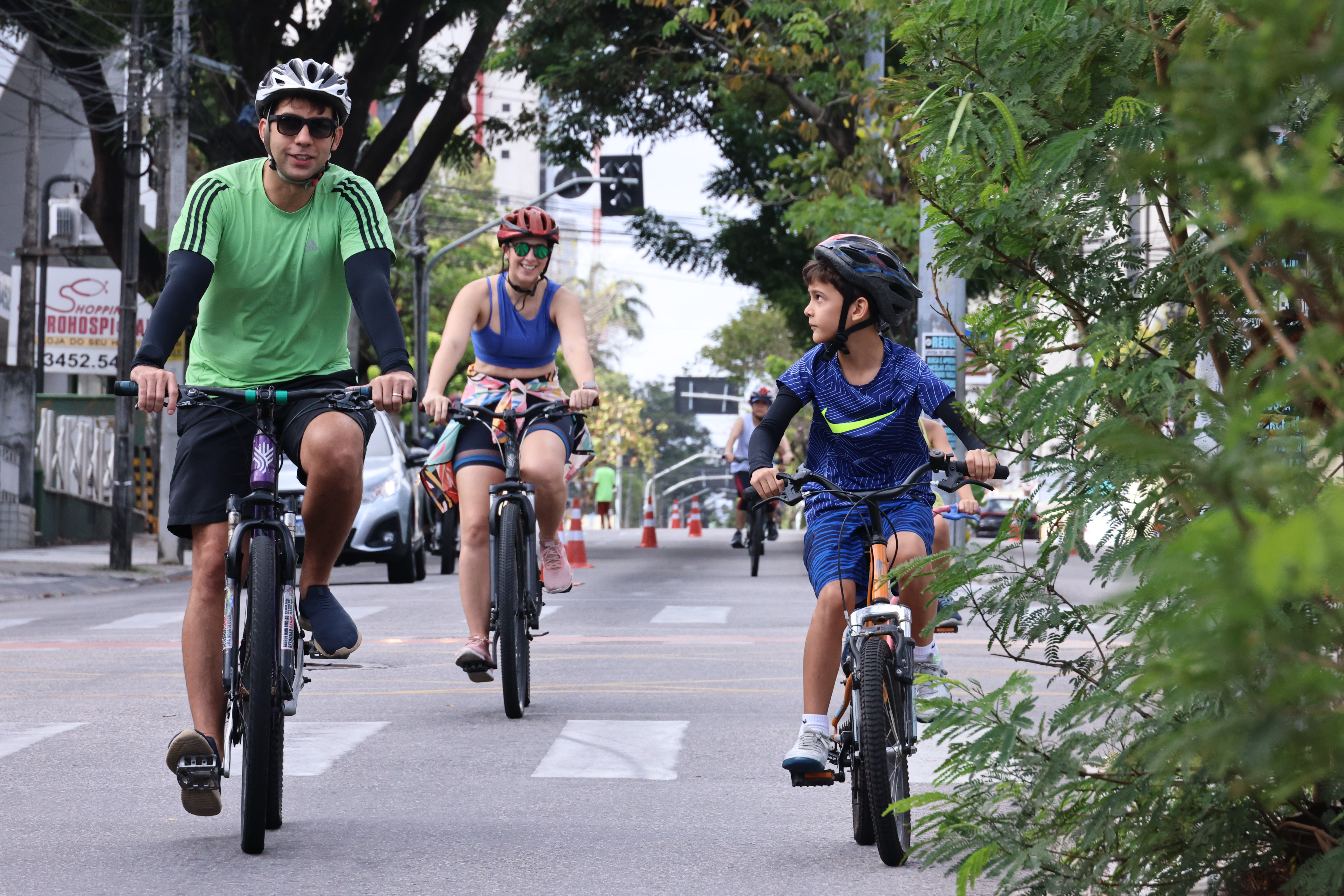 pessoas andando de bicicleta